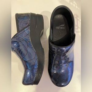 Dansko Professional Clogs Dark Floral Shiny Patent Leather Blue Purple Size 36